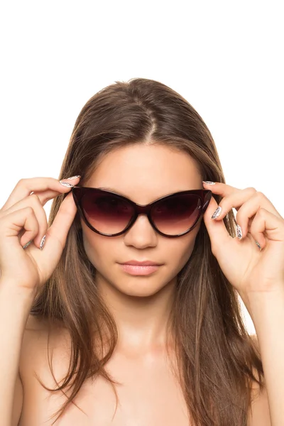 Primo piano moda bella donna ritratto con i capelli lunghi indossando occhiali da sole — Foto Stock