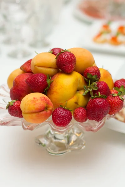 Färska bitar av frukt i glas med mynta på toppen. Hälsosamt liv. — Stockfoto