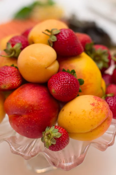 Piezas frescas de fruta en vasos con menta en la parte superior. Vida sana . —  Fotos de Stock