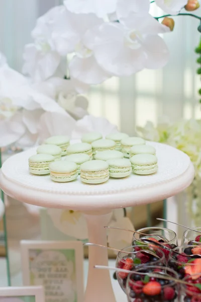 Decoración de mesa de boda. Conjunto de mesa para una cena de boda en flores rosas y verdes y blancas — Foto de Stock