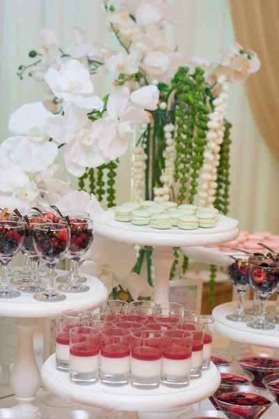 Décoration de table de mariage. Ensemble de table pour un dîner de mariage en fleurs roses et vertes et blanches — Photo