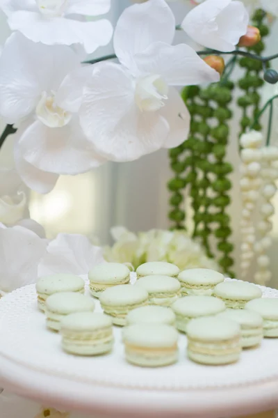 Decoración de mesa de boda. Conjunto de mesa para una cena de boda en flores rosas y verdes y blancas — Foto de Stock