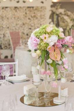 Düğün masa dekorasyonu. Tablo bir düğün yemeği için ayarla. Düğün günü masaya güzel çiçek.