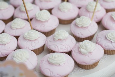 Lezzetli kek ile tepsi. Büyük ve küçük kek, Top kek, kek ile zarif tatlı tablo açılır akşam yemeği ya da olay parti. Pasta açılır. Lezzetli kek ile tepsi