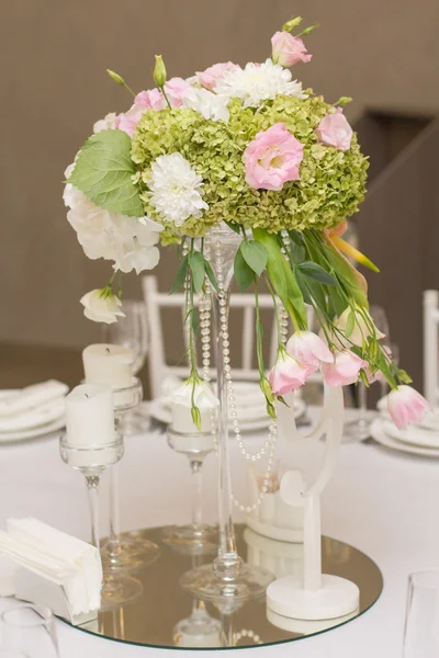 婚礼餐桌装饰。表设置为婚礼晚宴。美丽的花朵，在婚礼当天的桌子上. — 图库照片