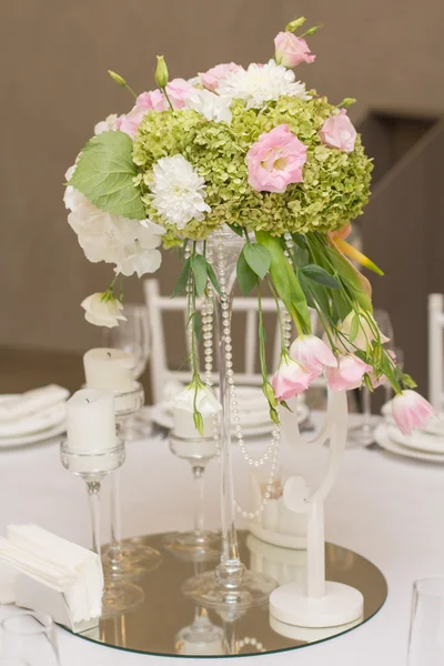 Bruiloft tafeldecoratie. Tabel voor een bruiloft diner. Mooie bloemen op tafel in trouwdag. — Stockfoto