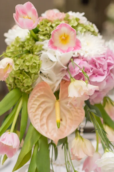 Decoración de mesa de boda. Mesa para una cena de bodas. Hermosas flores en la mesa en el día de la boda . —  Fotos de Stock