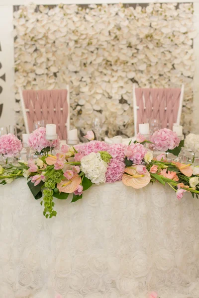 Bruiloft tafeldecoratie. Tabel voor een bruiloft diner. Mooie bloemen op tafel in trouwdag. — Stockfoto