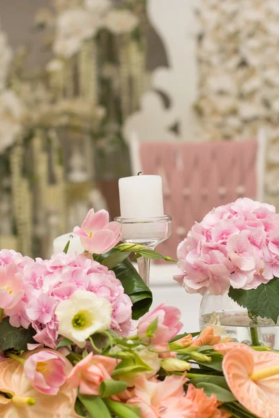 Bruiloft tafeldecoratie. Tabel voor een bruiloft diner. Mooie bloemen op tafel in trouwdag. — Stockfoto