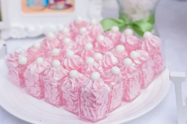 Lade met heerlijk gebak. Elegante zoete tabel met grote en kleine cakes, cupcakes, cake springt op diner of gebeurtenis partij. Cake POP's. Lade met heerlijk gebak — Stockfoto