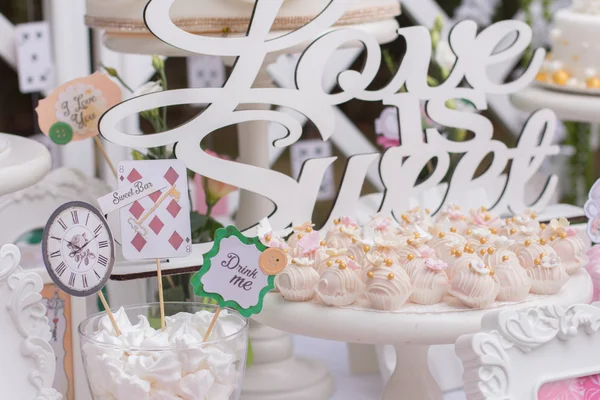 Tray with delicious cakes. Elegant sweet table with big and small cakes, cupcakes, cake pops on dinner or event party. Cake pops. Tray with delicious cakes — Stock Photo, Image