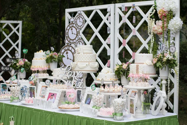 Tray with delicious cakes. Elegant sweet table with big and small cakes, cupcakes, cake pops on dinner or event party. Cake pops. Tray with delicious cakes — Stock Photo, Image