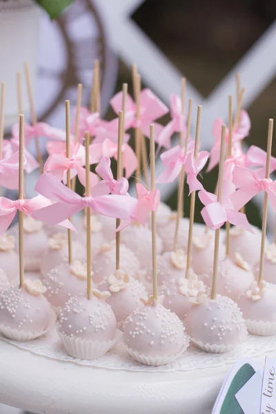 Lade met heerlijk gebak. Elegante zoete tabel met grote en kleine cakes, cupcakes, cake springt op diner of gebeurtenis partij. Cake POP's. Lade met heerlijk gebak — Stockfoto