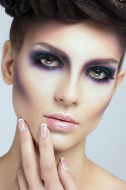 Güzel bir kadın portresi. Akşam makyaj güzel kadınla. Moda fotoğraf