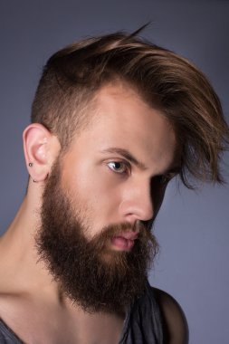 Acımasız sakallı adam. Acımasız sakallı adam giyen gömlek.