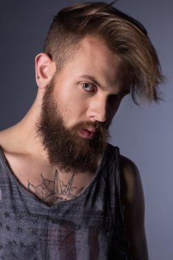 Acımasız sakallı adam. Acımasız sakallı adam giyen gömlek.