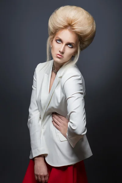 Beauty porträtt. Frisyr. Skönhet modell med blont hår. Perfekta Creative Make up och hår stil. — Stockfoto