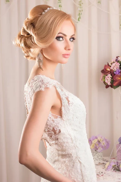 Beauty woman with wedding hairstyle and makeup. Bride fashion. Jewelry and Beauty. Woman in white dress,perfect skin. Girl with stylish haircut. — Stock Photo, Image