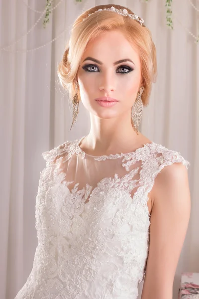 Bellezza donna con acconciatura da sposa e trucco. Moda da sposa. Gioielli e Bellezza. Donna in abito bianco, pelle perfetta. Ragazza con taglio di capelli elegante . — Foto Stock