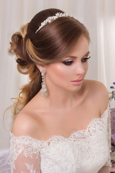 Mulher de beleza com penteado de casamento e maquiagem. Moda de noiva. Jóias e Beleza. Mulher de vestido branco, pele perfeita. Menina com corte de cabelo elegante . — Fotografia de Stock