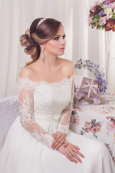 Mulher de beleza com penteado de casamento e maquiagem. Moda de noiva. Jóias e Beleza. Mulher de vestido branco, pele perfeita. Menina com corte de cabelo elegante . — Fotografia de Stock