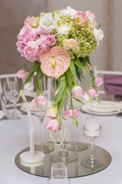 Düğün masa dekorasyonu. Tablo bir düğün yemeği için ayarla. Düğün günü masaya güzel çiçek.