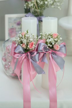 Düğün masa dekorasyonu. Tablo bir düğün yemeği için ayarla. Düğün günü masaya güzel çiçek.