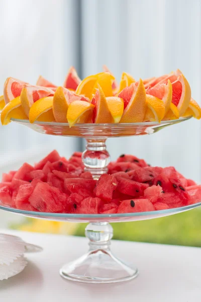 Fruta en vidrio. Cócteles de frutas. Piezas frescas de fruta en vasos en la parte superior. Vida sana —  Fotos de Stock