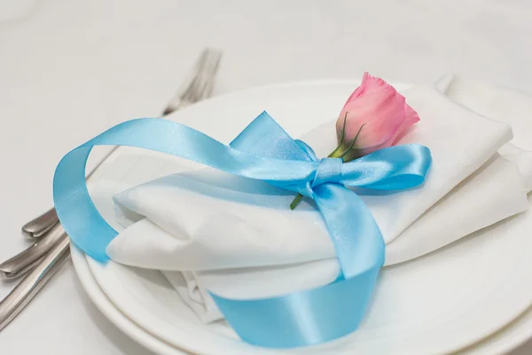 Decoração de mesa de casamento. Mesa preparada para um jantar de casamento. Lindas flores na mesa no dia do casamento . Fotografias De Stock Royalty-Free