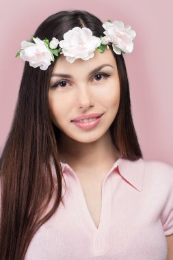 Güzel kadın modelinin göz kamaştırıcı portresi. Günlük makyajlı ve romantik dalgalı saç stili. Cilt üzerinde parlak parlak moda, seksi dudak parlatıcı makyaj ve koyu kaşlar.