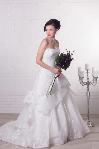 美しい花嫁と美しいウェディング ドレス。若い美しい花嫁。ファッション髪型とメイクで美しい花嫁. — ストック写真