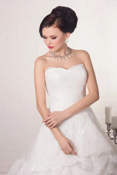 美しい花嫁と美しいウェディング ドレス。若い美しい花嫁。ファッション髪型とメイクで美しい花嫁. — ストック写真