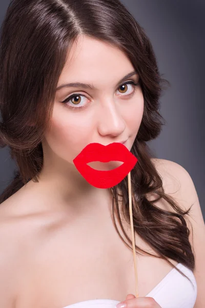 Sexy model Woman portrait. Gorgeous young brunette woman with heart shaped red pillow. Perfect make up. Kiss. Valentine' Day brunette lady headshot — Stok fotoğraf