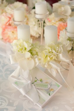 Düğün masa dekorasyonu. Tablo bir düğün yemeği için ayarla. Düğün günü masaya güzel çiçek.