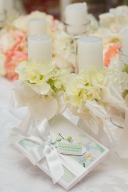 Düğün masa dekorasyonu. Tablo bir düğün yemeği için ayarla. Düğün günü masaya güzel çiçek.