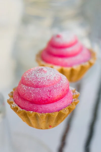 Bolos pequenos com recheio diferente.Sobremesa saborosa com frutas de verão. Cupcakes com frutas. Bolo com cereja e bagas frescas . — Fotografia de Stock