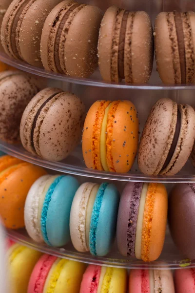 Macaroons coloridos. Macarons coloridos franceses tradicionais em uma fileira . — Fotografia de Stock