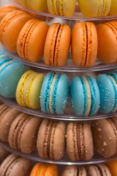 Macaroons coloridos. Macarons coloridos franceses tradicionais em uma fileira . — Fotografia de Stock