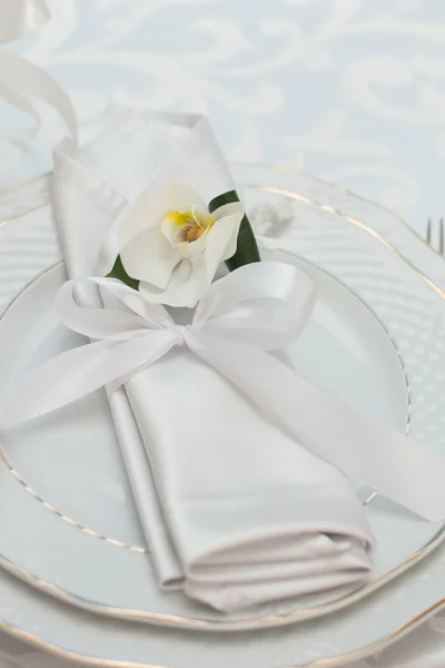 Dekorasi Meja Pernikahan. Meja disiapkan untuk makan malam pernikahan. Indah bunga di atas meja di hari pernikahan . — Stok Foto