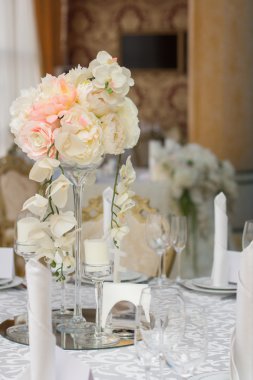 Düğün masa dekorasyonu. Tablo bir düğün yemeği için ayarla. Düğün günü masaya güzel çiçek.