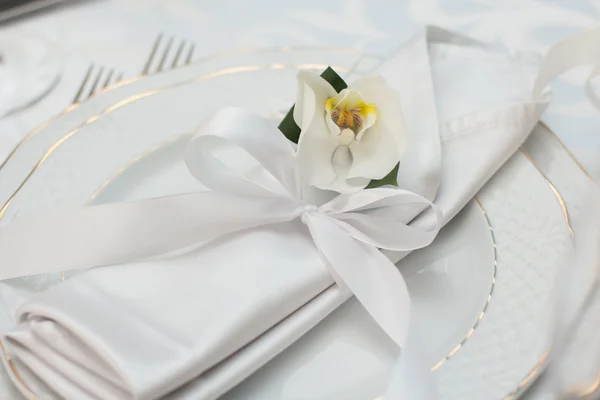 Decorazione tavola nuziale. Preparare la tavola per una cena di nozze. Bellissimi fiori sul tavolo nel giorno del matrimonio . — Foto Stock