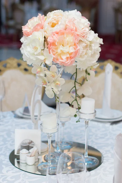 Düğün masa dekorasyonu. Tablo bir düğün yemeği için ayarla. Düğün günü masaya güzel çiçek.