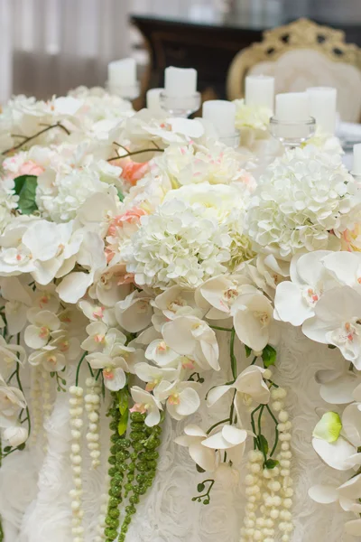 婚礼餐桌装饰。表设置为婚礼晚宴。美丽的花朵，在婚礼当天的桌子上. — 图库照片
