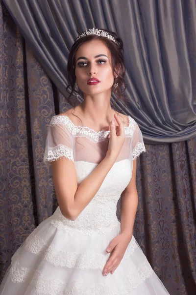 Young beautiful bride. Beautiful bride with fashion hairstyle and make-up. — Stockfoto