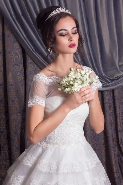 Young beautiful bride. Beautiful bride with fashion hairstyle and make-up. — Stock Photo, Image