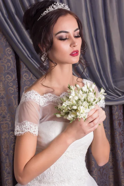 Young beautiful bride. Beautiful bride with fashion hairstyle and make-up. — Stock Photo, Image