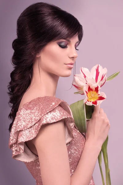 Beauty Girl with flovers. Beautiful Young Woman with Fresh Clean Skin, Beautiful Face. Pure Natural Beauty. Perfect Skin. — Stock Photo, Image