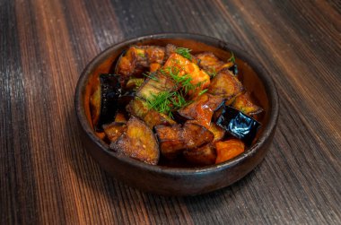 Domatesli acılı patlıcan. Patlıcan sotesi. Izgara patlıcan. Vejetaryen yemeği....