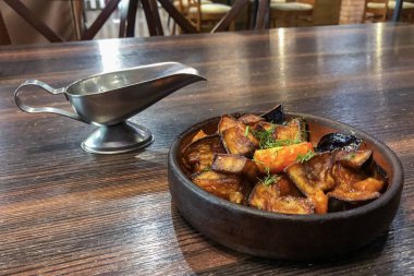 Domatesli acılı patlıcan. Patlıcan sotesi. Izgara patlıcan. Vejetaryen yemeği....