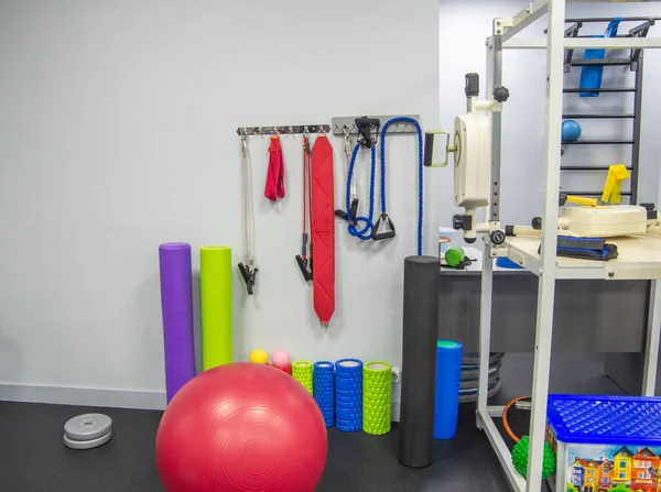 Sağlık odasının içi spor malzemeleriyle dolu..